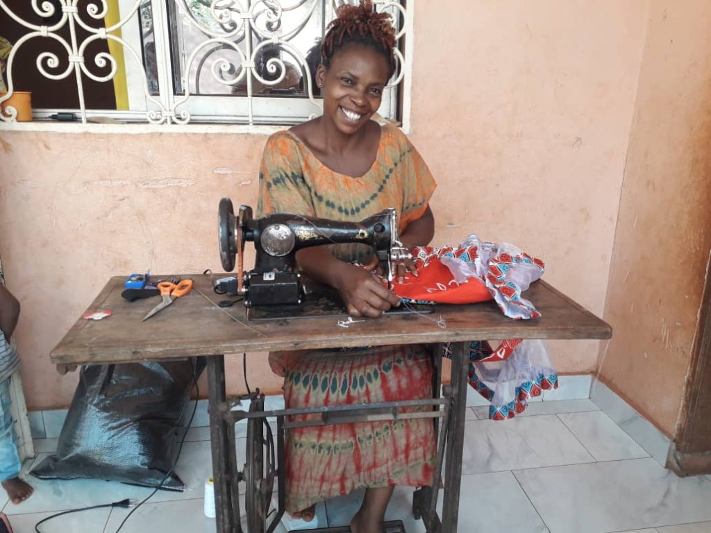Singa Camerun - Proyecto costura mujer rural. Hijo y aguja